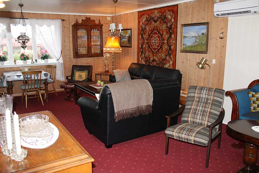 Der Wohnbereich verfügt über zwei separate Sitzbereiche