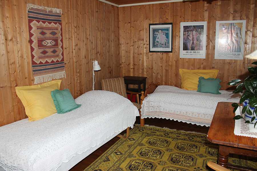 Schlafzimmer mit zwei Einzelbetten