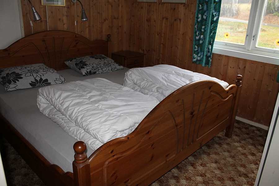 Das Schlafzimmer mit einem Doppelbett