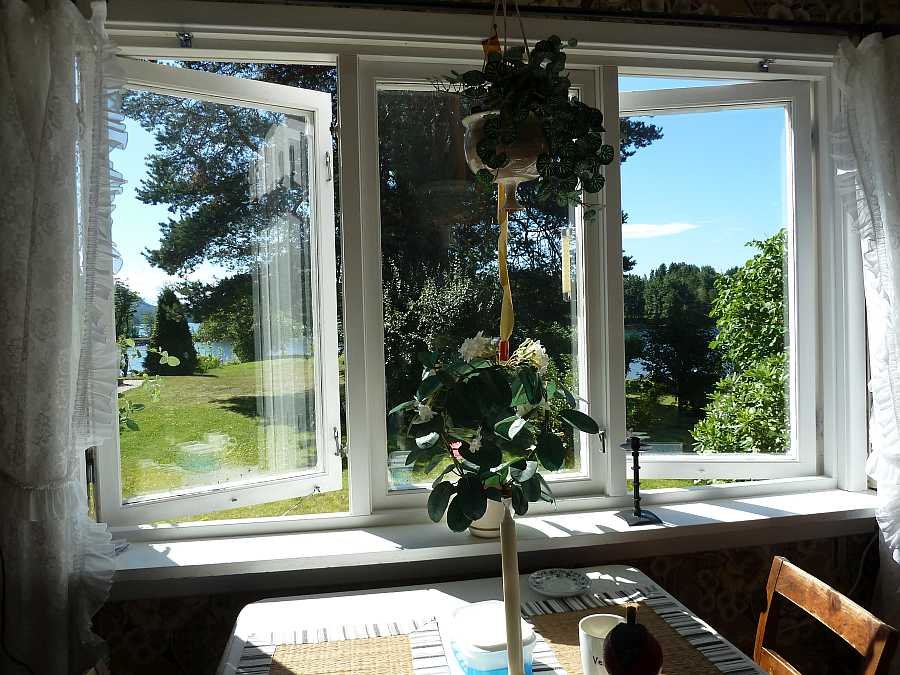 Blick aus dem Fenster im Wohnbereich auf den See