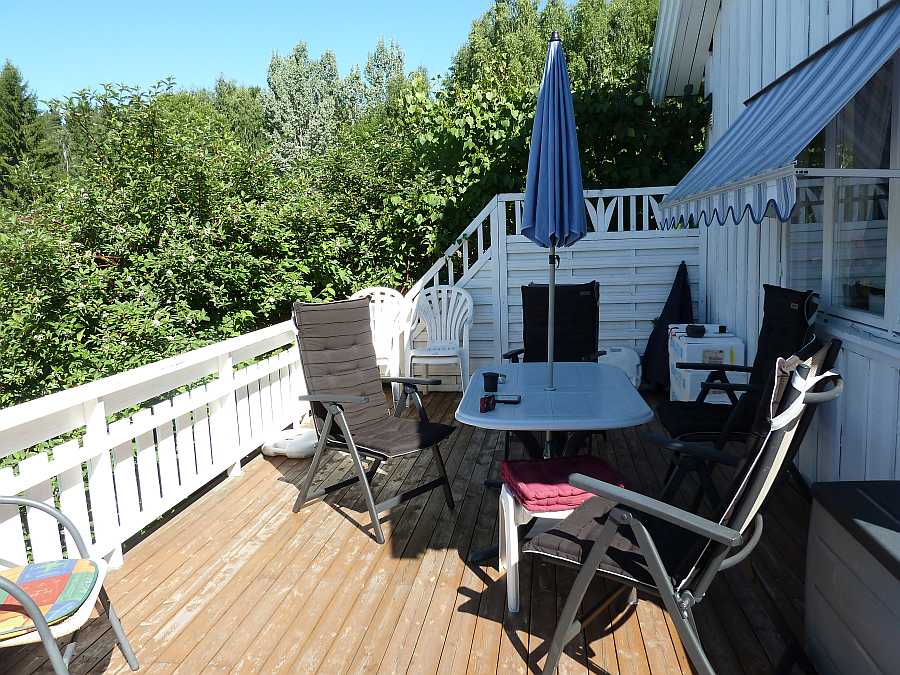 Die große Terrasse des Hauses mit Grill