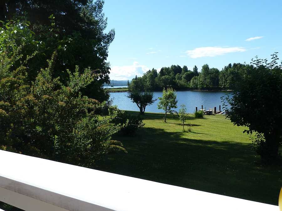 Blick vom Haus auf den eigenen Bootssteg