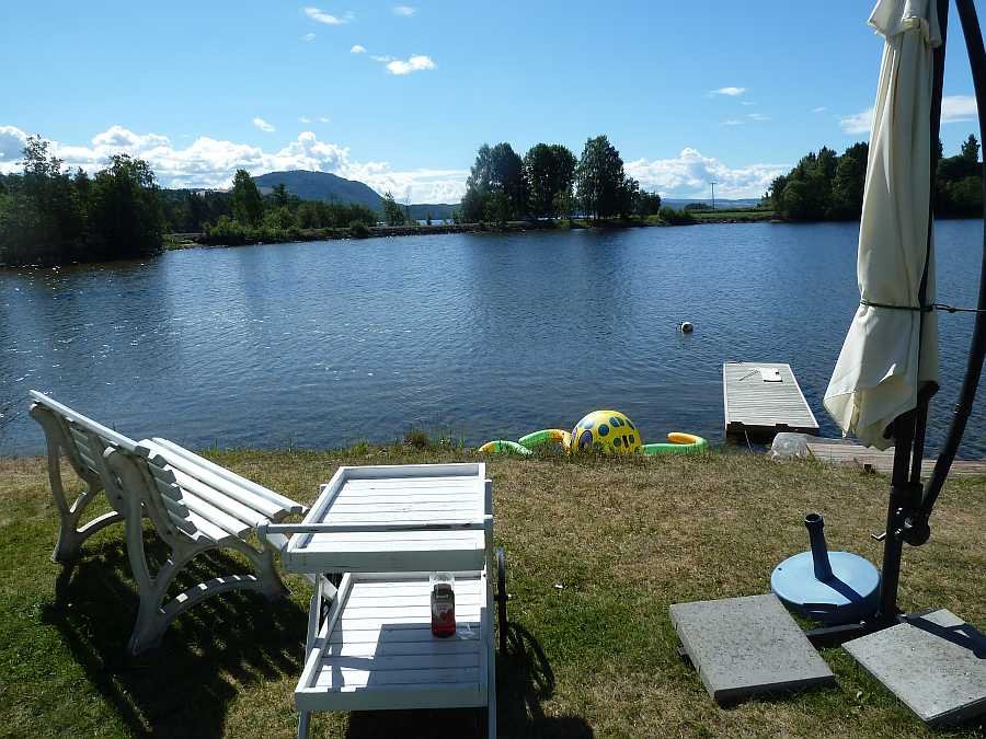 Der zusätzliche Badesteg des Ferienhauses mit weiteren Sitzgelegenheiten