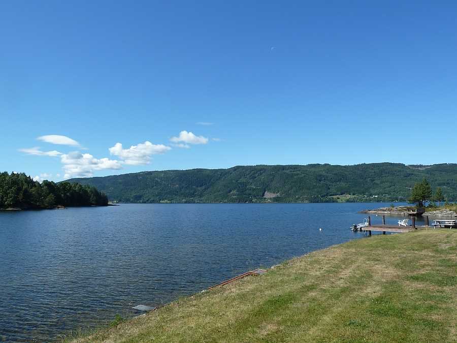 Das Grundstück des Ferienhauses Eidsvik verfügt über eine lange Uferline