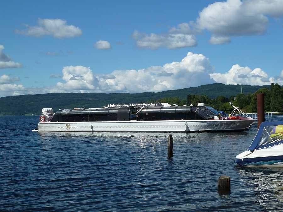 Das Boot Kong Haud bietet Sightseeing-Touren auf dem See an