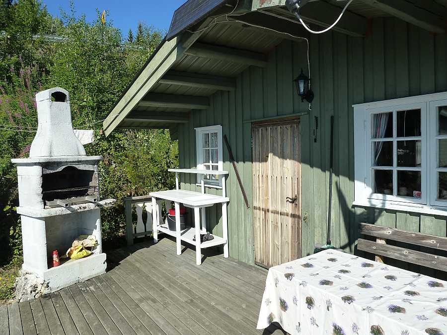 Auf der Veranda befindet sich der Kamin-Grill und der Waschtisch