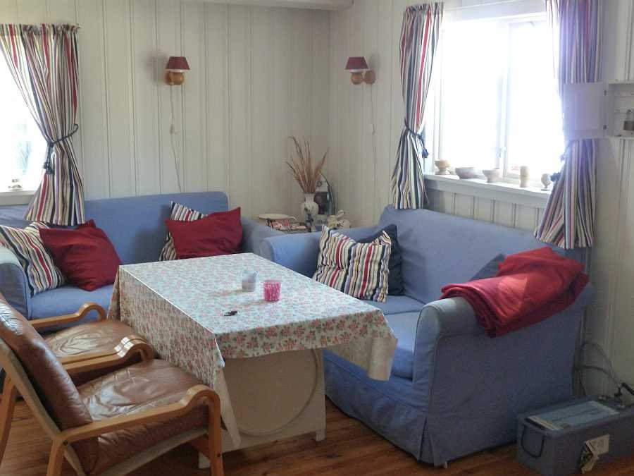 Die beiden Sofas können ausgezogen als Schlafcouch genutzt werden