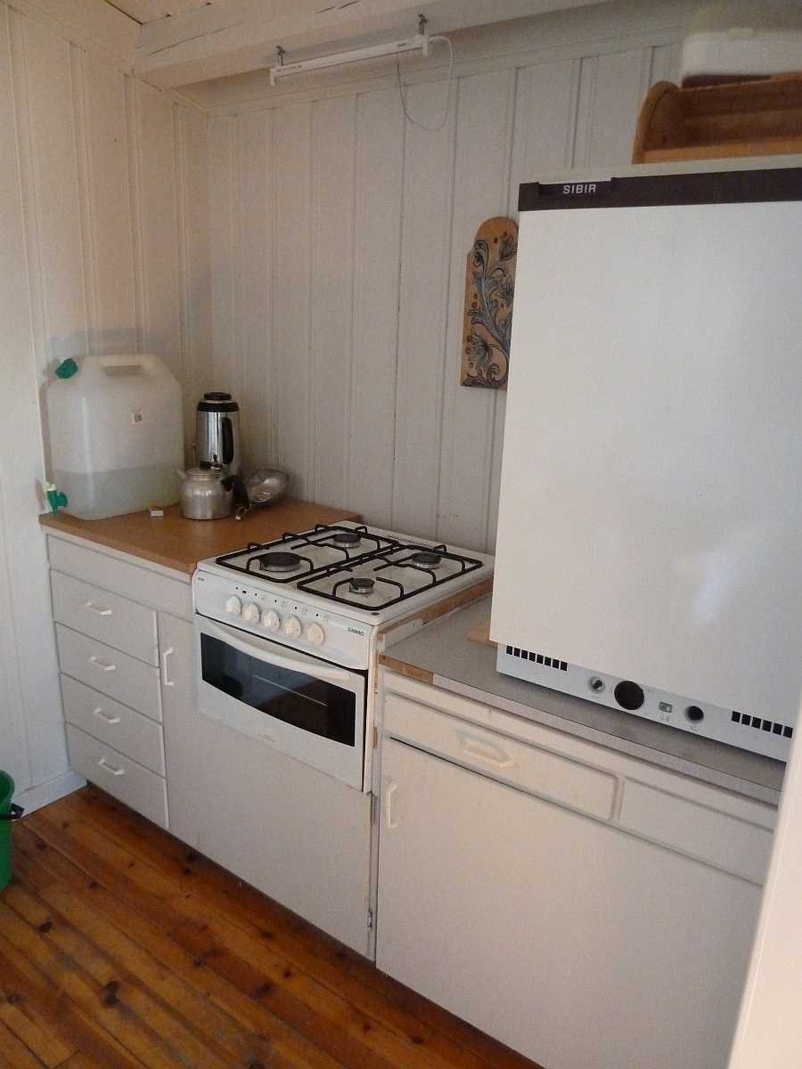 Die Küche des Hauses mit Gasherd/-Ofen und gasbetriebenem Kühlschrank