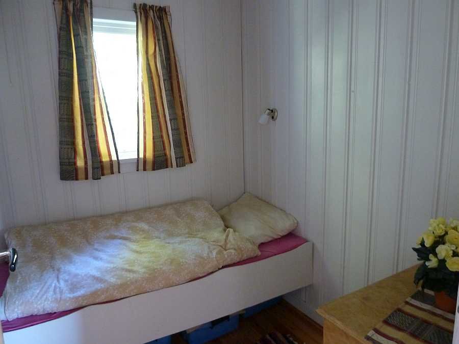 Im Schlafzimmer findet sich ein Einzelbett...