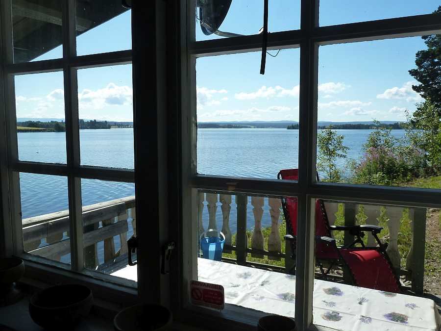 Blick aus dem Fenster auf die Veranda