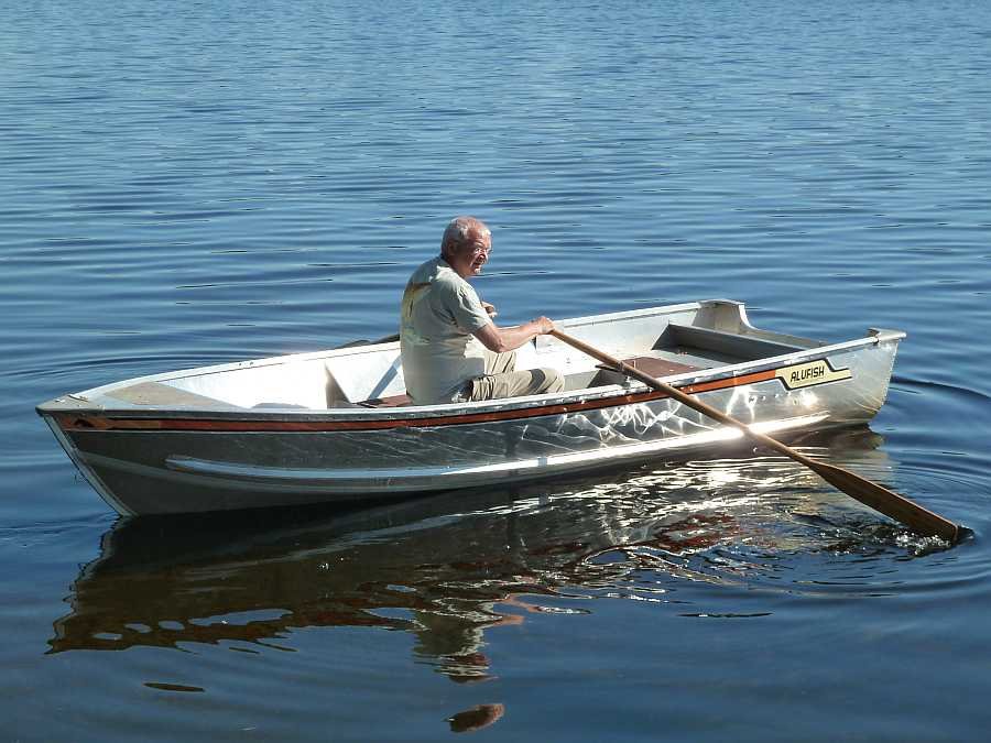 Bereits im Preis enthalten - Aluboot 14 Fuß. Zum Boot gehört automatisch ein 5 PS Außenbordmotor, ein zusätzlicher E-Motor (OHNE Batterie) und Trolling-Rutenhalter und ein Anker.