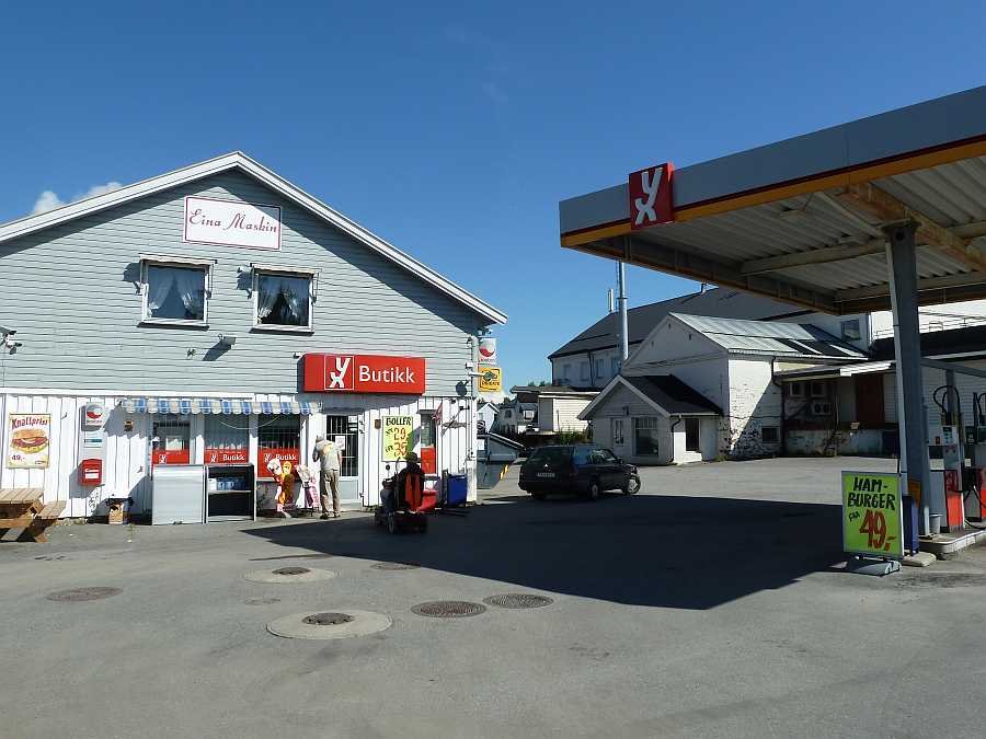 Im Ort  Eina - ca. 2,5 km vom Ferienhaus - hier gibt es Benzin, Lebensmittel und Trinkwasser