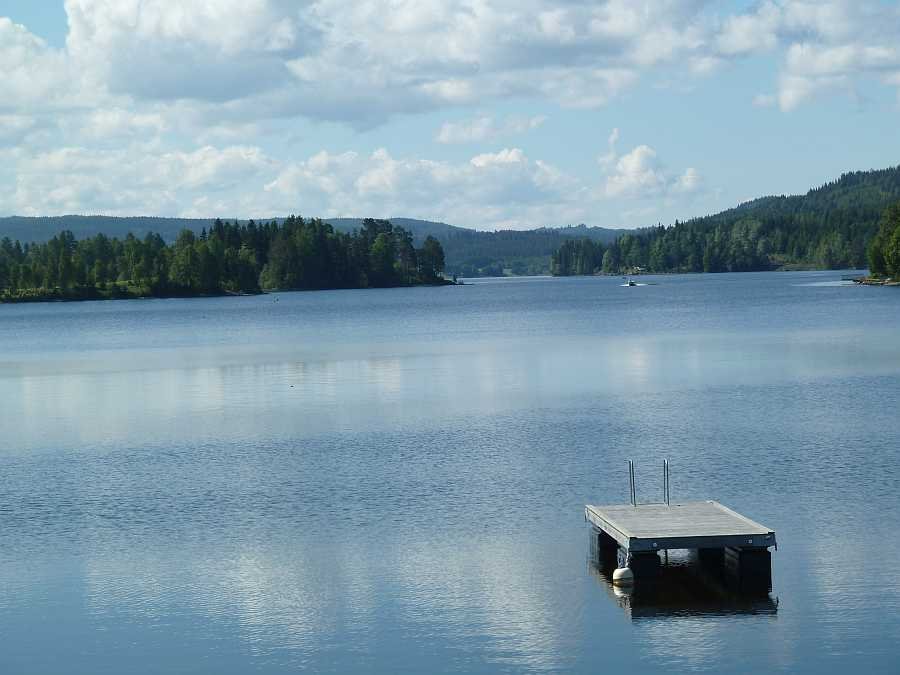 Blick vom kleinen Ort Eina auf den Nordteil des Sees
