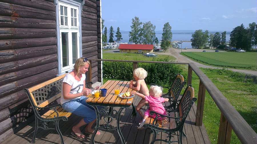 Die gemütliche Terrasse mit Blick auf den See