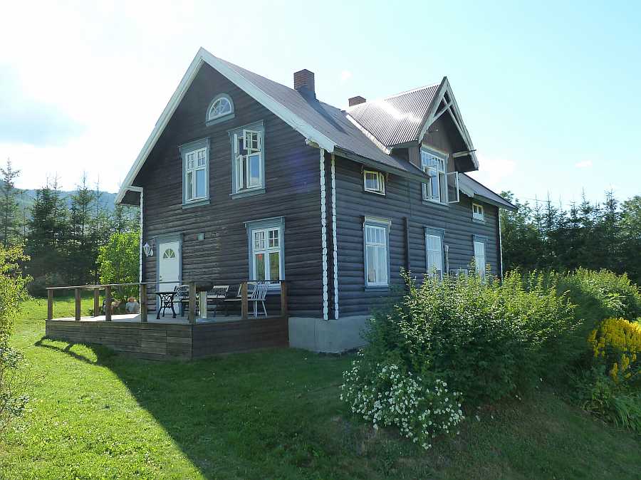 Zum Ferienhaus gehört auch die Terrasse mit Grill