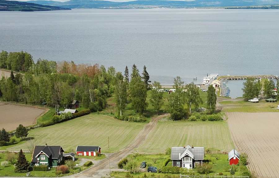 Die Lage des Hauses zum Wasser (rechtes Haus)