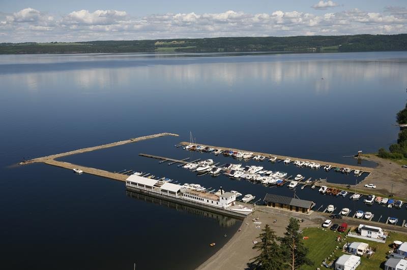 Das Boot liegt ca. 160 Meter vom Haus entfernt im Bootshafen der Bucht Totenvika