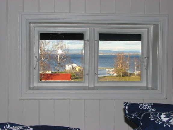 Beim Kojenbett - Blick aus dem Fenster zum Bootshafen