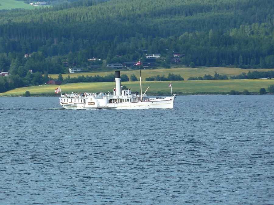 Der historische Raddampfer Skibladner fährt  täglich über den See