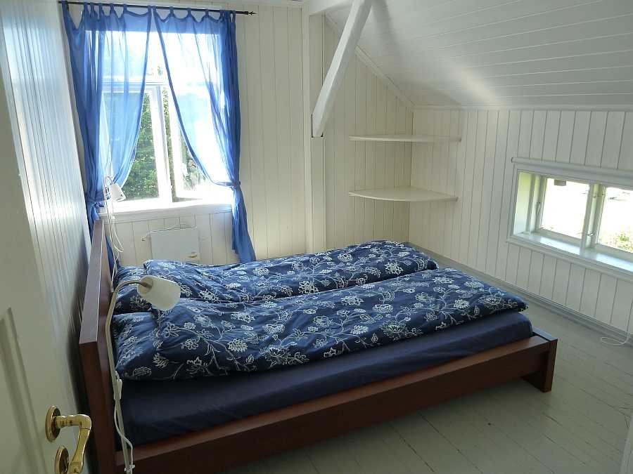 Eines der beiden Schlafzimmer mit einem Doppelbett