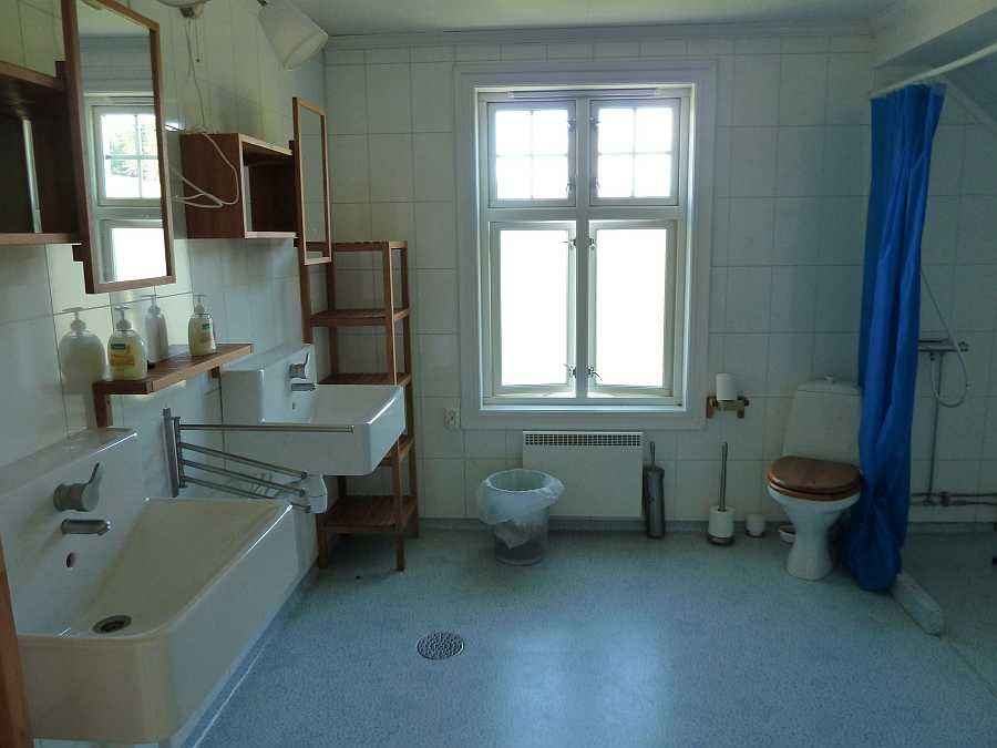 Das Badezimmer bietet viel Platz