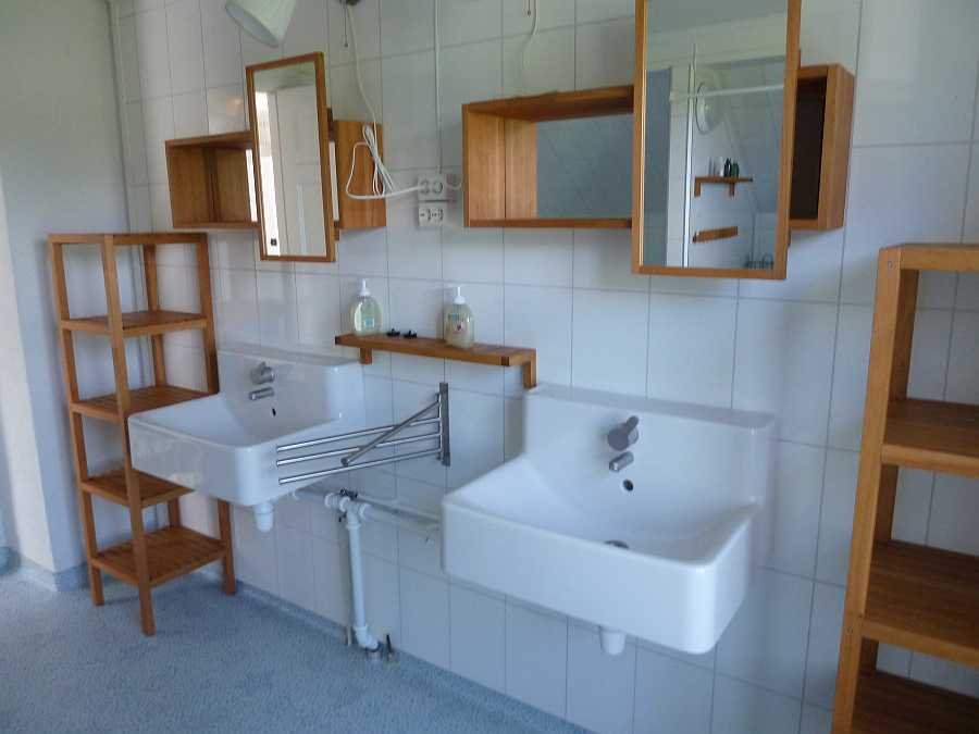 Das Badezimmer verfügt über zwei separate Waschbecken