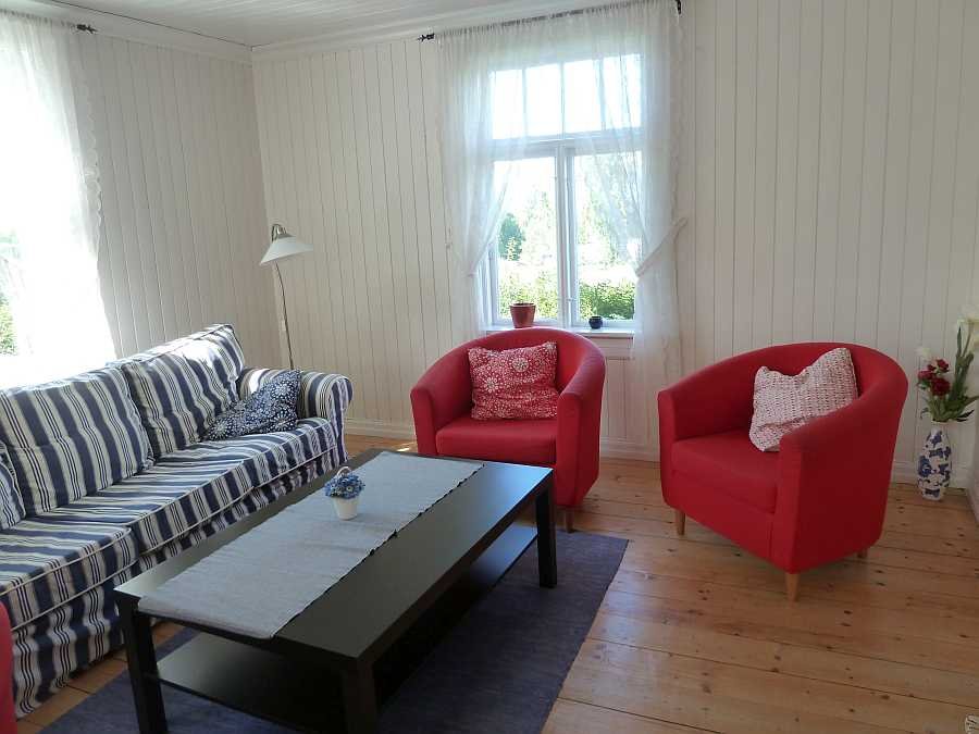 Im Wohnbereich - Sitzecke Nummer 2 - mit Musik-Anlage