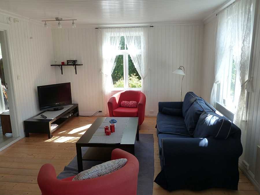 Im Wohnbereich - Sitzecke Nummer 1 - mit Sat-TV