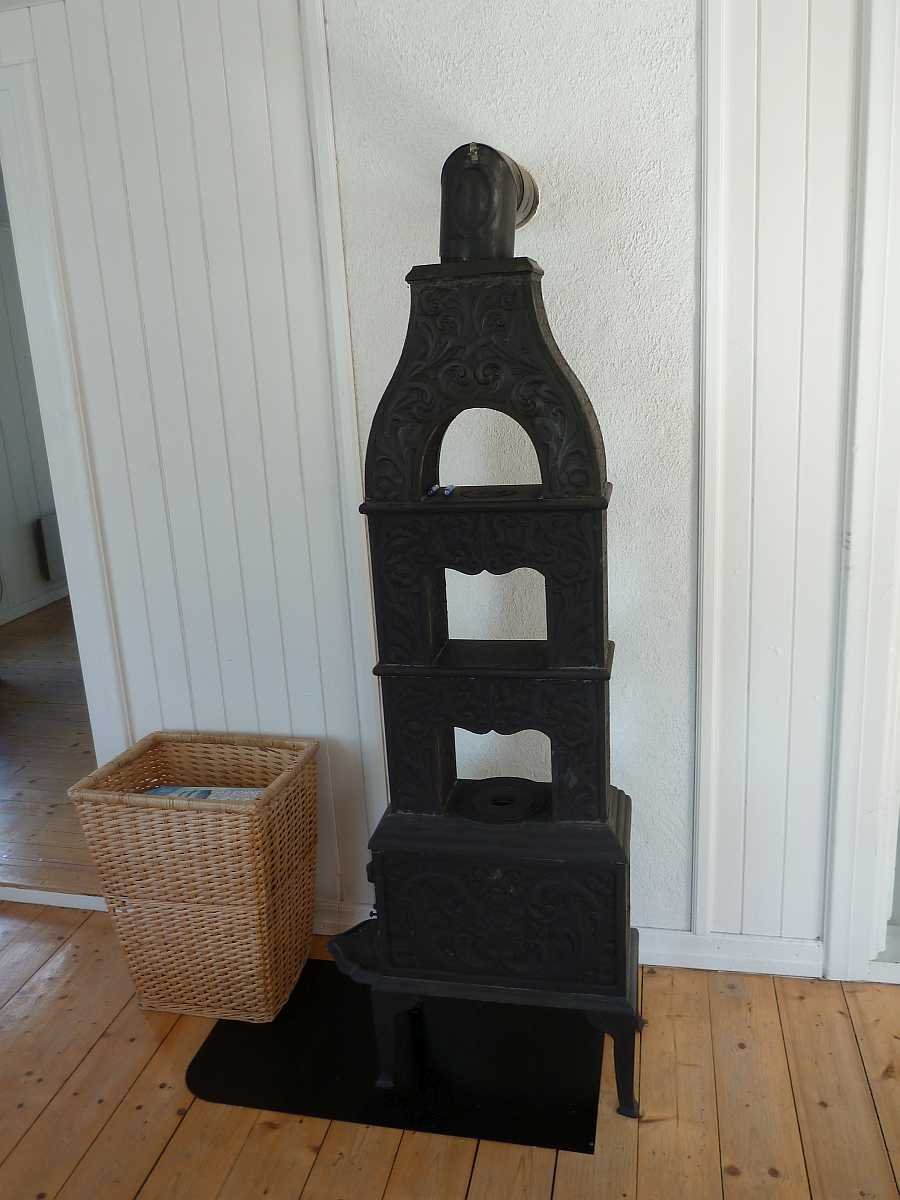 Der antike Holzofen im Wohnbereich sorgt für Gemütlichkeit