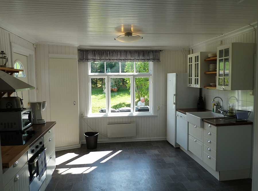 Die große, voll ausgestattete Küche des Ferienahuses