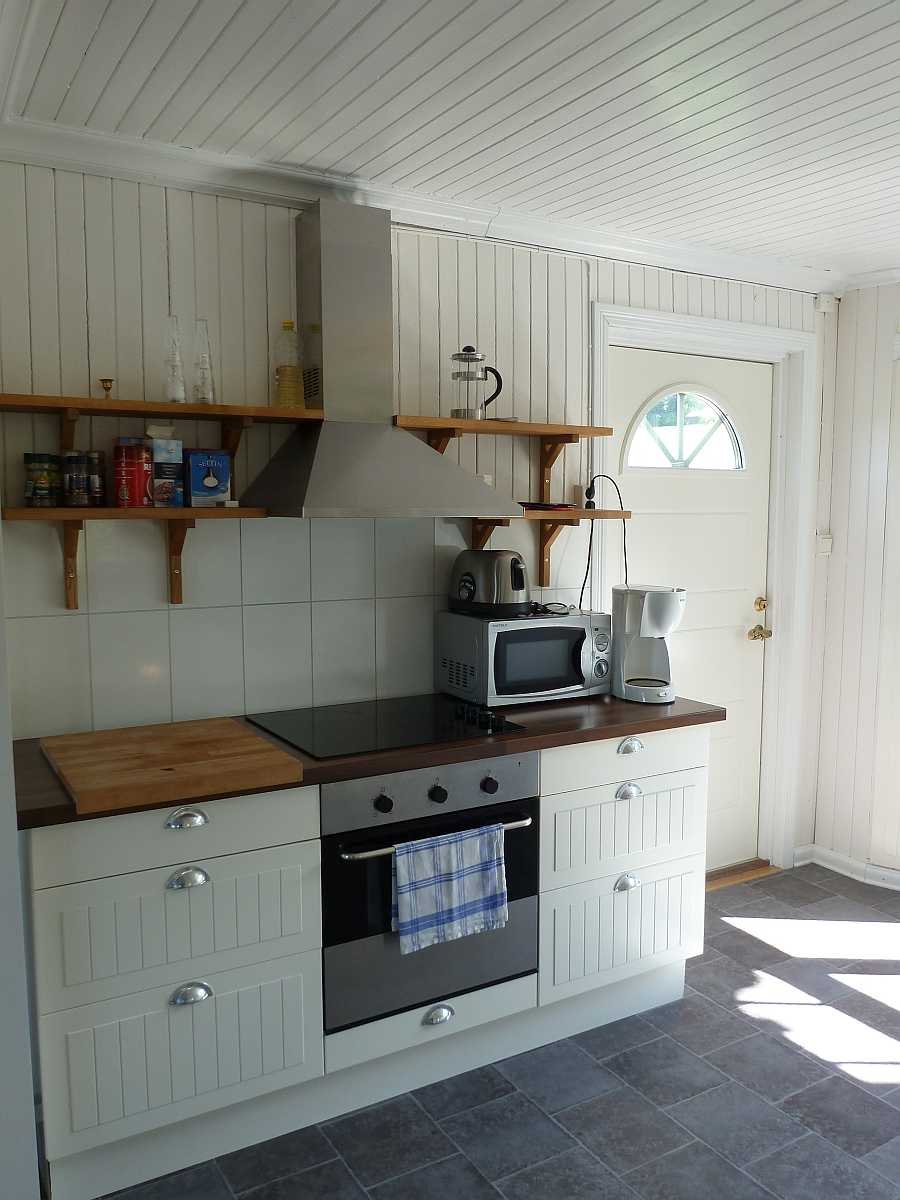 In dieser Küche fehlt es an nichts - von der Spülmaschine bis zum Toaster - alles ist vorhanden.