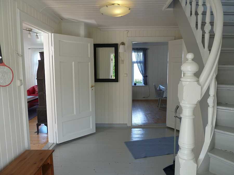 Flur im Ergeschoss mit Zugang zum Wohnzimmer, Esszimmer und Küche