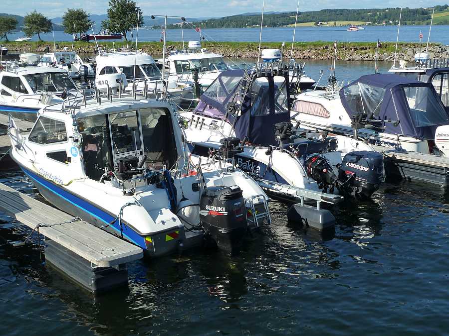 Trollingboote der Angelguides im Hafen von Gjøvik