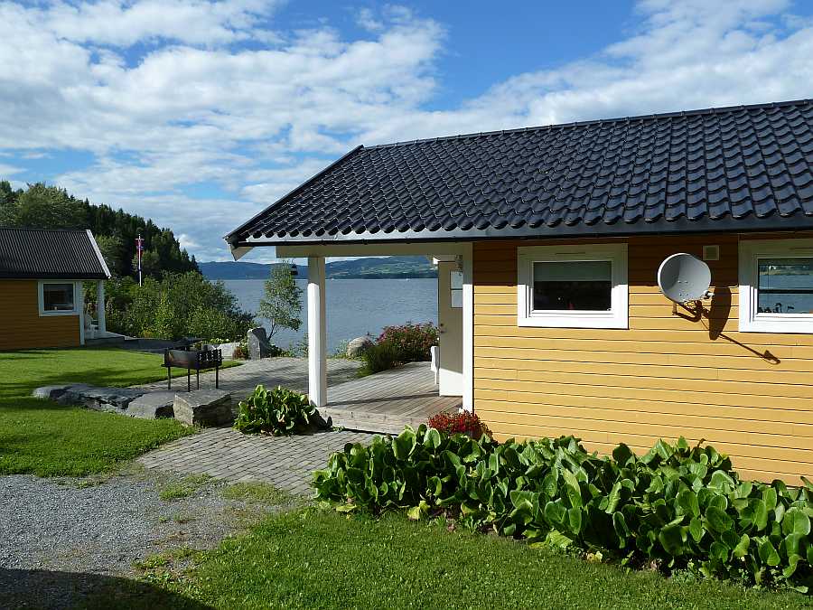 Blick auf das Haupthaus und links davon das separate Schlafhaus