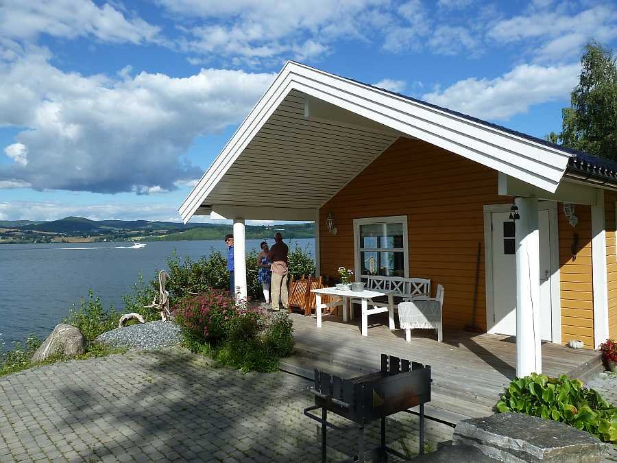 Die große Terrasse mit Grill an der einen Hausseite