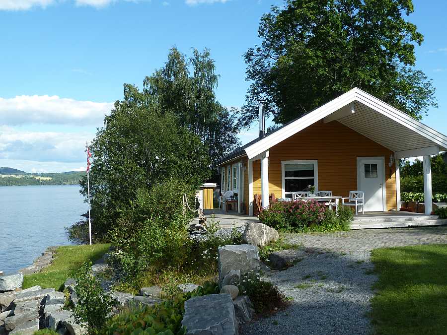 Ferienhaus Mjøsro liegt idyllisch auf einem eigenen Ufergrundstück