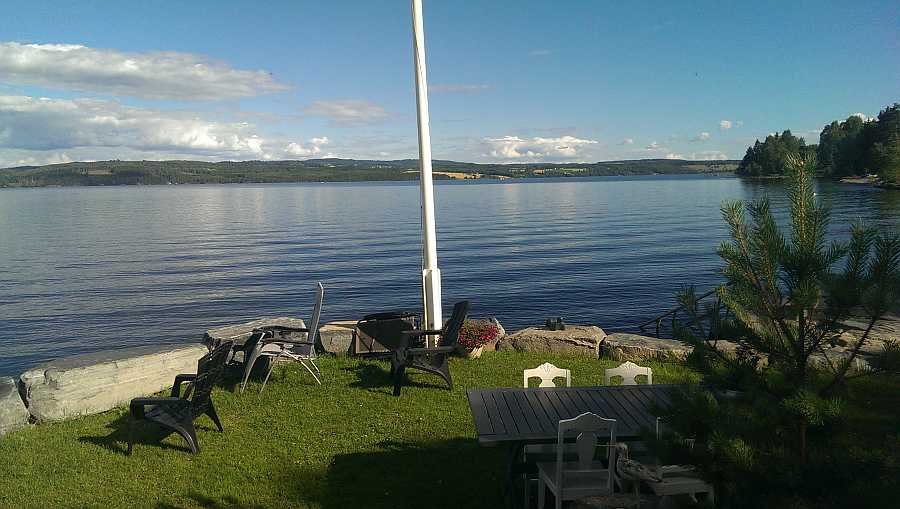 Blick vom Sitzbereich am See