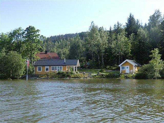 Das Ferienhaus links und das separate Schlafhaus rechts - näher am Wasser geht nicht.