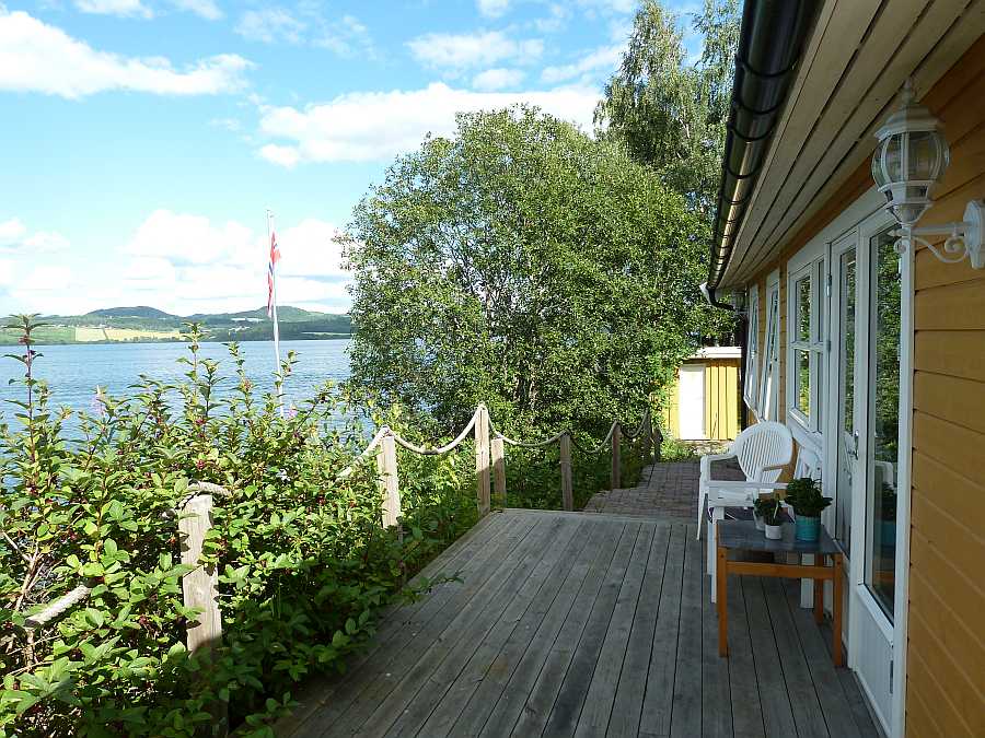 Die Terasse vor dem Haus