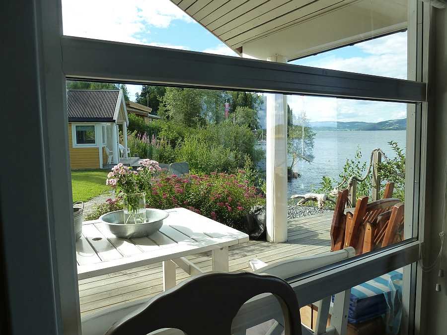 Blick aus dem Haupthaus zum Schlafhaus