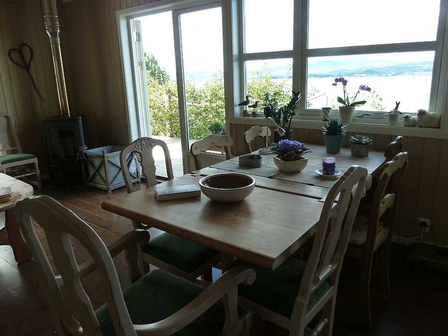 Esstisch mit Seeblick