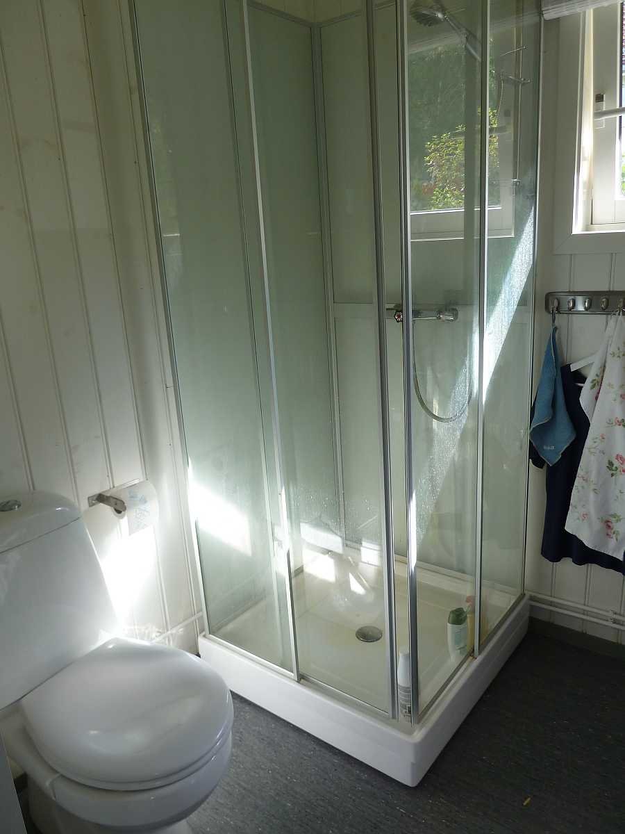 Bad mit Dusche und WC