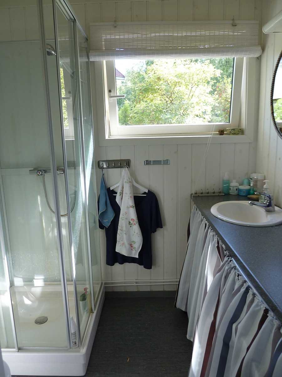 Im Badezimmer gibt es auch noch eine Waschmaschine