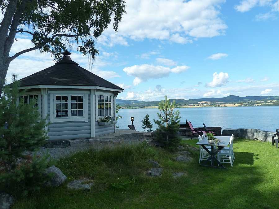 Das zusätzlich nutzbare Grillhaus am See