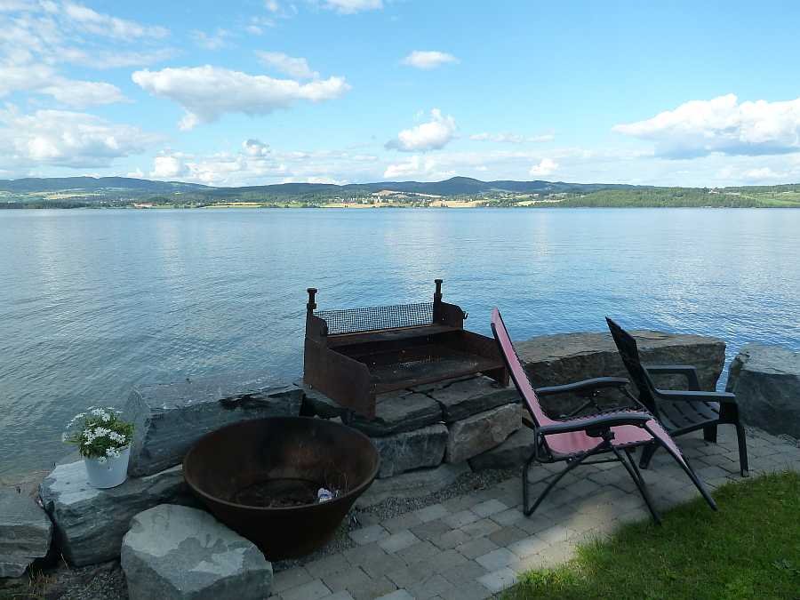 Zusätzlich gibt es einen weiteren Sitzplatz direkt am See mit noch einem Außengrill und einer Feuertonne
