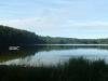 Blick auf den See vom Ufer beim Haus