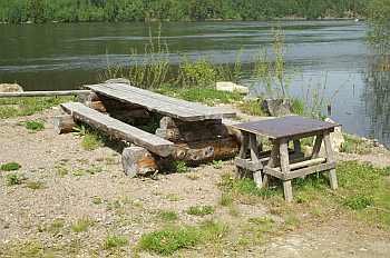 Rastplatz am Ufer vor dem Haus Rastplatz am Ufer vor dem Haus