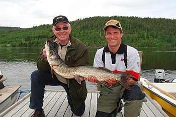 Kunde mit Gatgeber Ole Wilhelm (links) am hauseigenen Steg Kunde mit Gatgeber Ole Wilhelm (links) am hauseigenen Steg