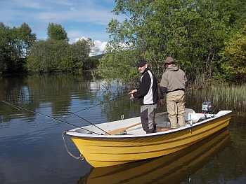 Casting vom zusätzlichen Angelboot 14 Fuss mit 6 PS Motor Casting vom zusätzlichen Angelboot 14 Fuss mit 6 PS Motor