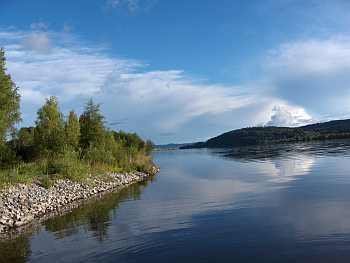 Blick den Fluß hinauf... Blick den Fluß hinauf...